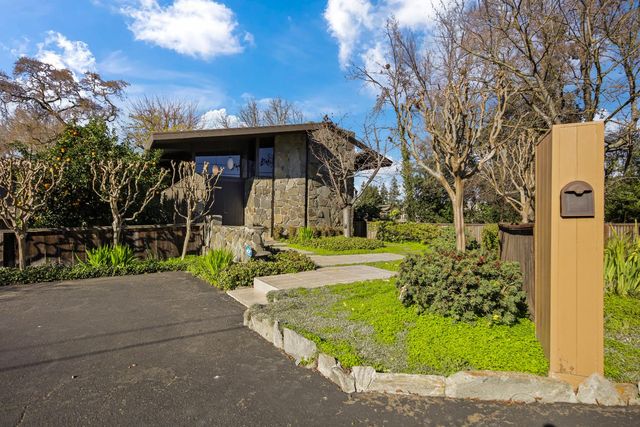 4 Atherton Is, Stockton, CA 95204