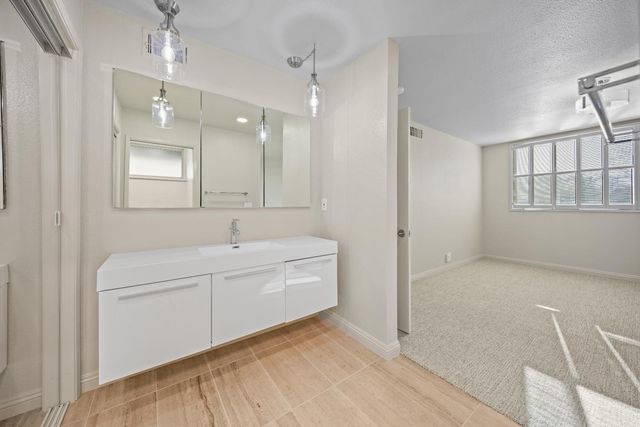 4 Atherton Is, Stockton, CA 95204