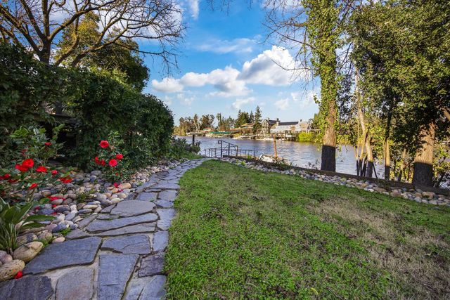 4 Atherton Is, Stockton, CA 95204