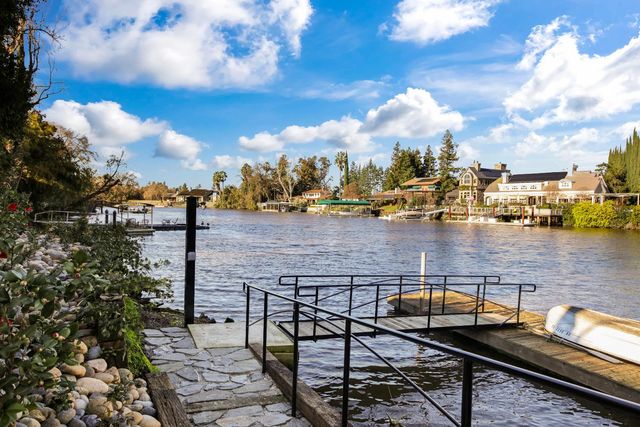 4 Atherton Is, Stockton, CA 95204