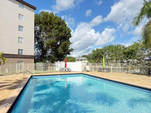 15221 SW 80th St 304, Miami, FL 33193