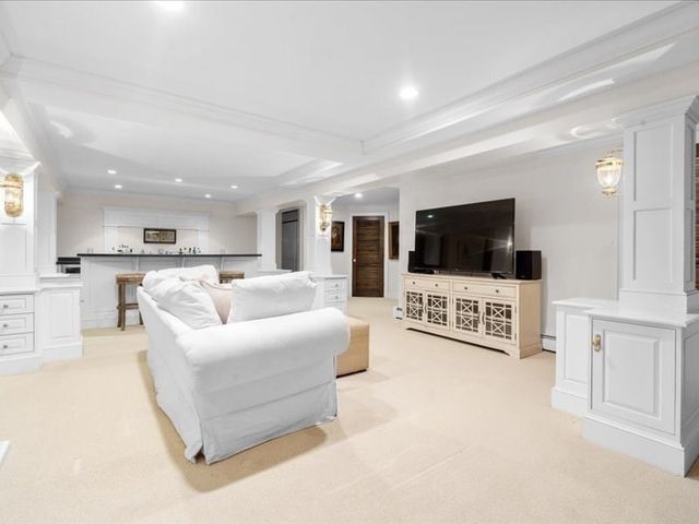 6 Brewer Way, Hingham, MA 02043