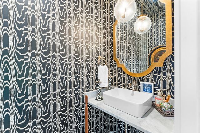 102 NE F Street, Bentonville, AR 72712