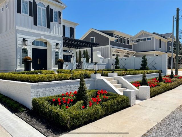 102 NE F Street, Bentonville, AR 72712