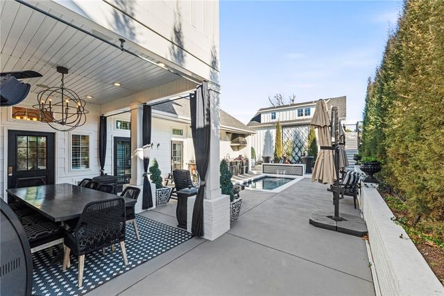 102 NE F Street, Bentonville, AR 72712