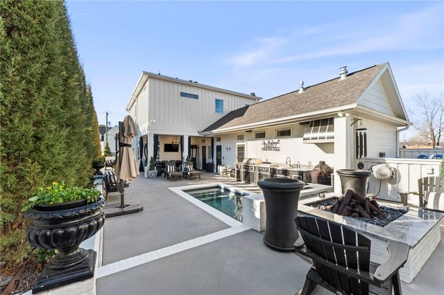 102 NE F Street, Bentonville, AR 72712