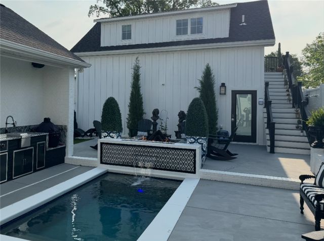 102 NE F Street, Bentonville, AR 72712