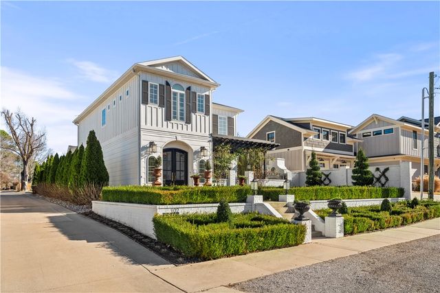 102 NE F Street, Bentonville, AR 72712