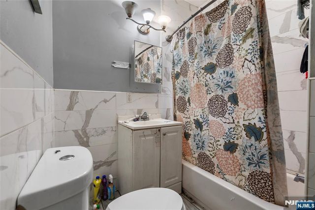 104 Wegman Parkway, Jersey City, NJ 07305