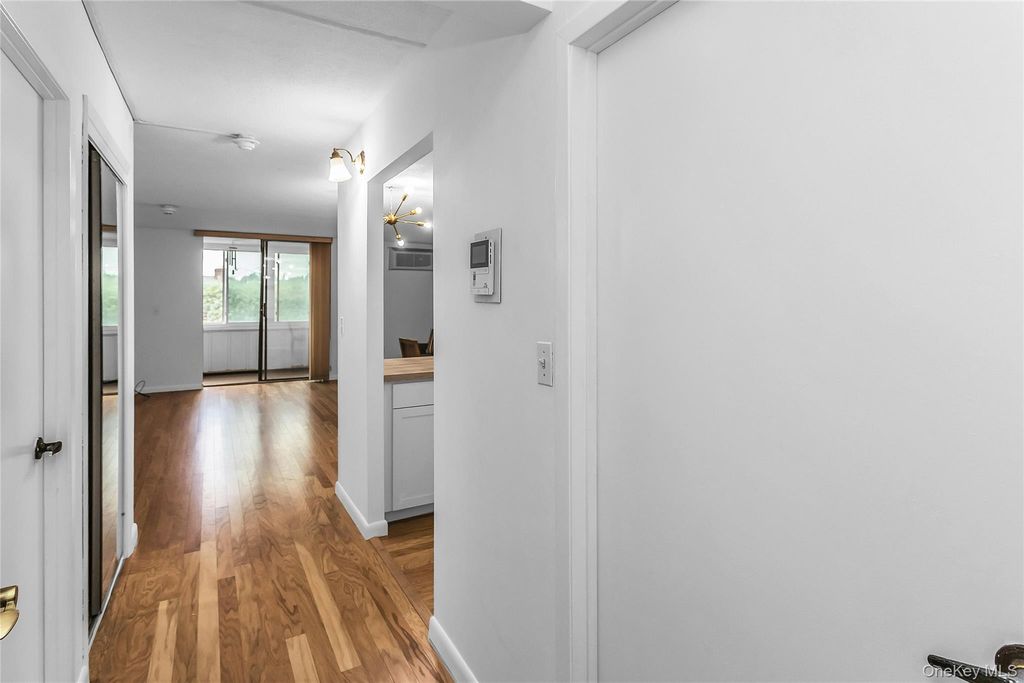 800 Willis Avenue 105, Albertson, NY 11507 — photo 2