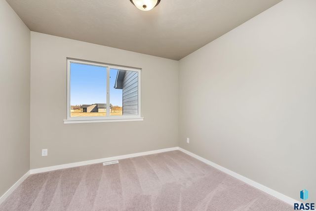 905 N Main St Street, Lennox, SD 57039