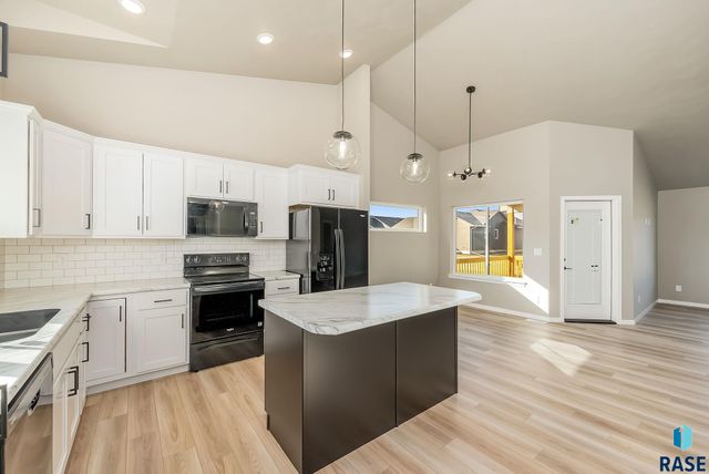 905 N Main St Street, Lennox, SD 57039