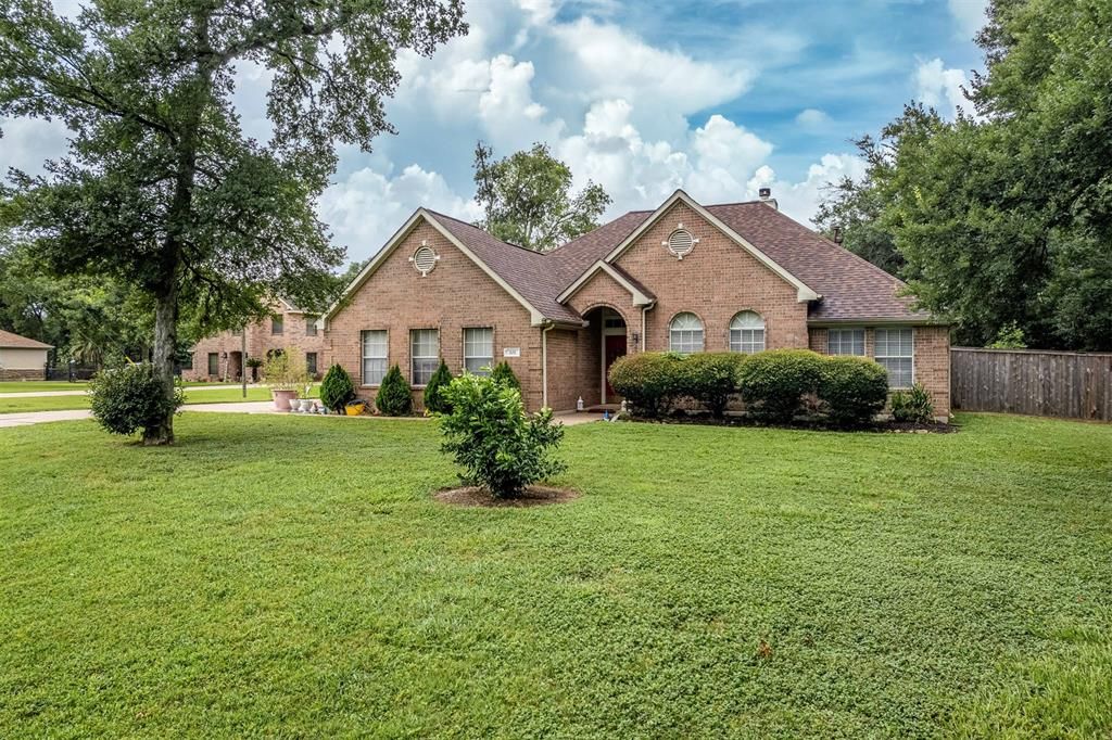 202 Whites Lake Estates Drive, Highlands, TX 77562