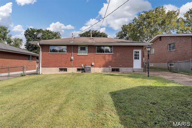 1136 Cove Lane, St Louis, MO 63138