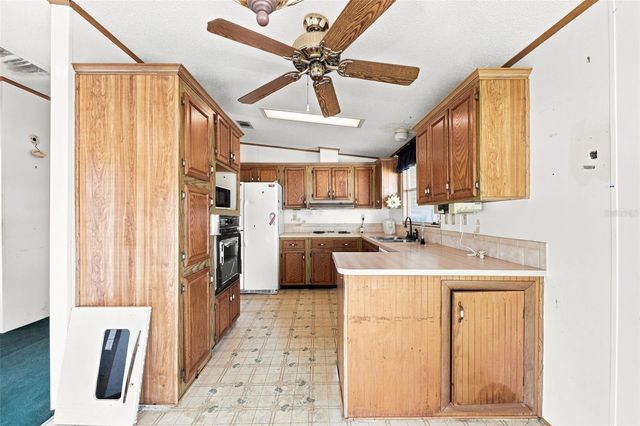 3215 WEKIVA ROAD, Tavares, FL 32778