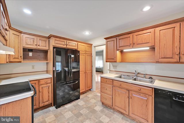 100 N GUTHRIESVILLE RD, Downingtown, PA 19335