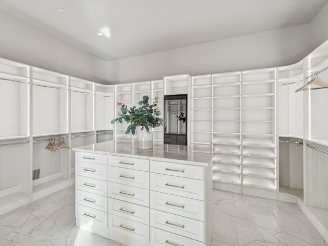 1576 S Stonewood Drive, West Des Moines, IA 50266
