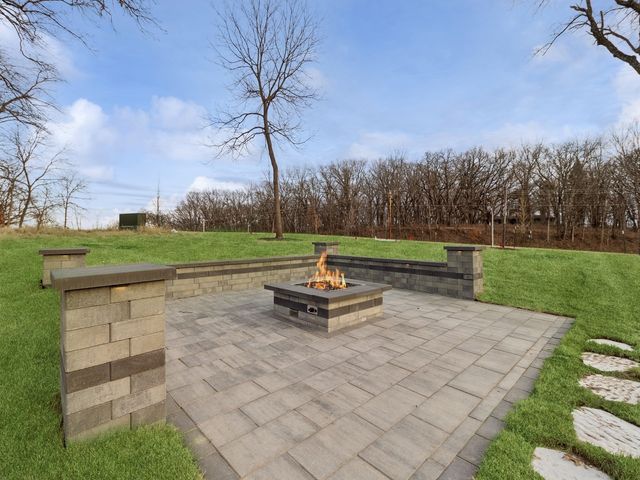 1576 S Stonewood Drive, West Des Moines, IA 50266