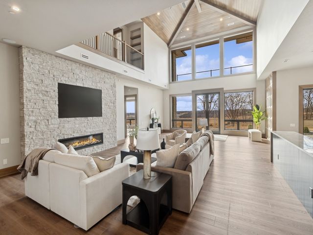 1576 S Stonewood Drive, West Des Moines, IA 50266