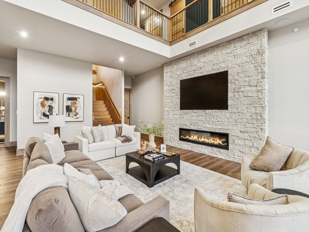 1576 S Stonewood Drive, West Des Moines, IA 50266