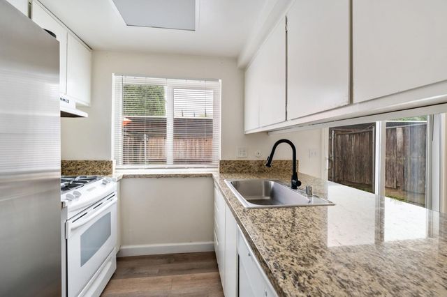 4044 Knoll Top Court Ct, Carmichael, CA 95608