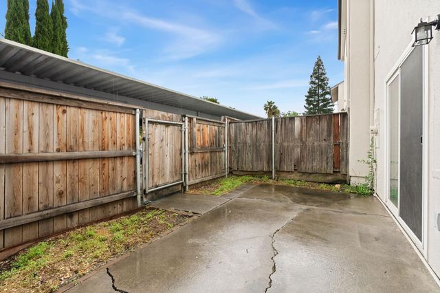 4044 Knoll Top Court Ct, Carmichael, CA 95608