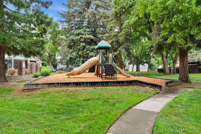 4044 Knoll Top Court Ct, Carmichael, CA 95608