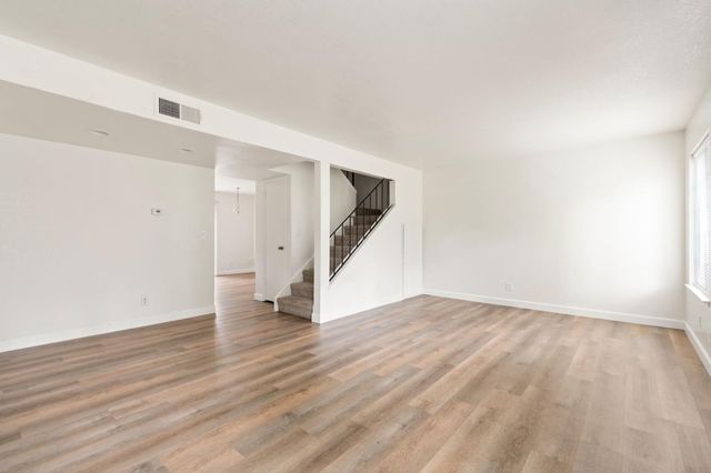 4044 Knoll Top Court Ct, Carmichael, CA 95608