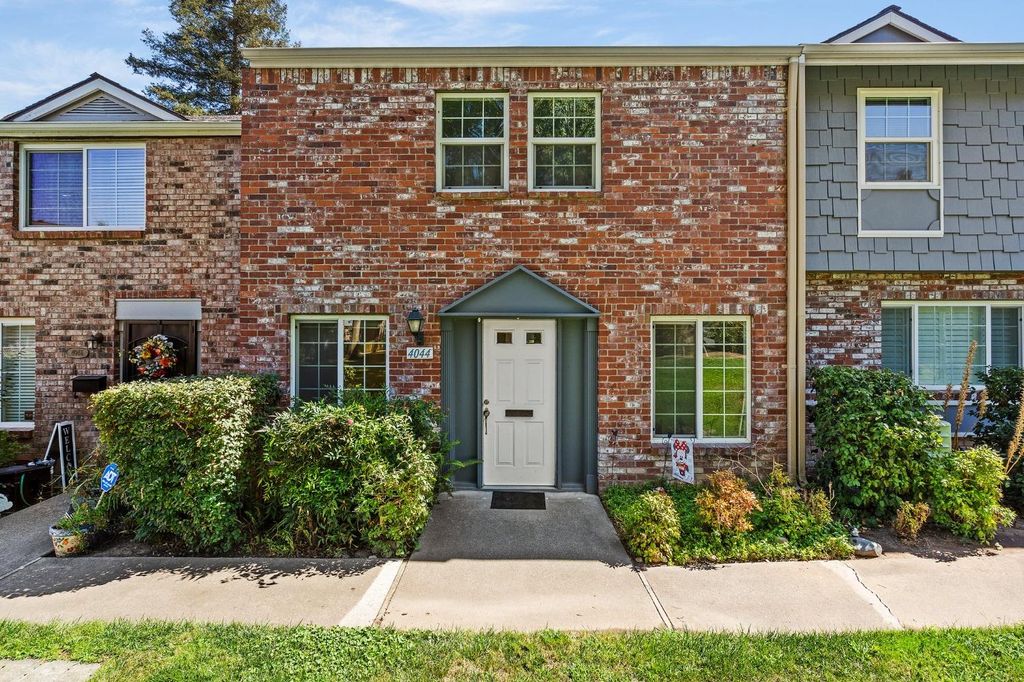 4044 Knoll Top Court Ct, Carmichael, CA 95608