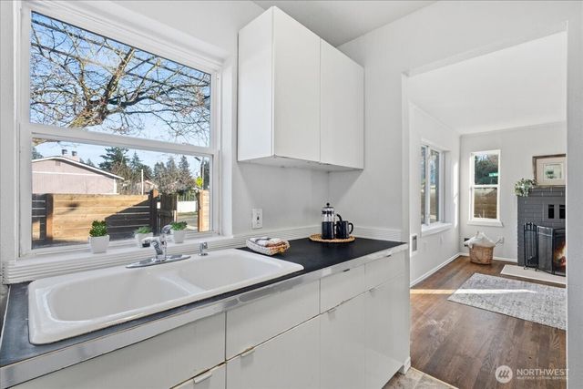 7359 16th Avenue SW, Seattle, WA 98106