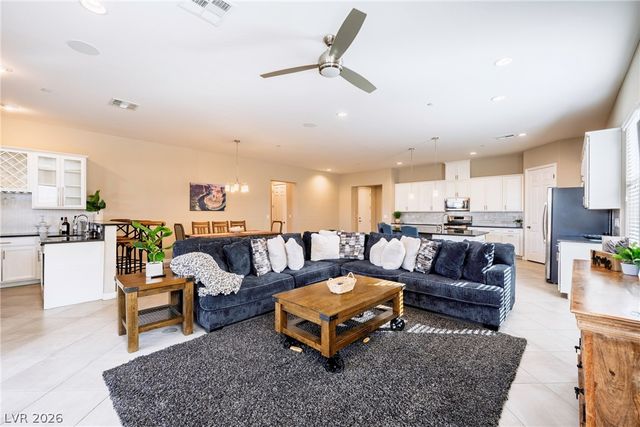 512 Heritage Bridge Avenue, Henderson, NV 89011
