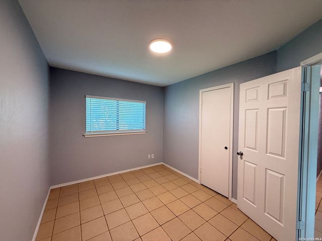 6318 LES HARRISON DR, San Antonio, TX 78250