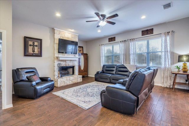 300 Dove Hollow DR, Kyle, TX 78640