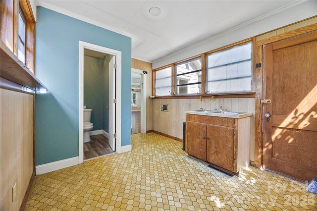309 S Main Avenue S, Newton, NC 28658