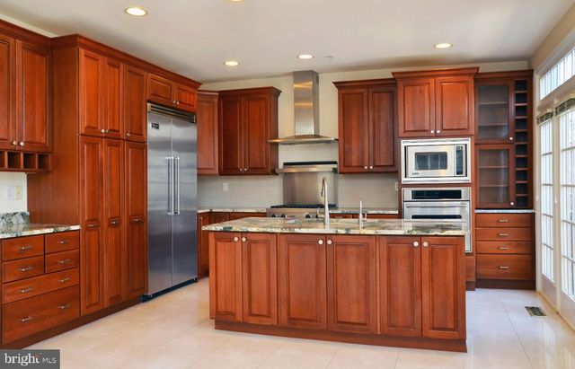 811 OAK KNOLL TER, Rockville, MD 20850