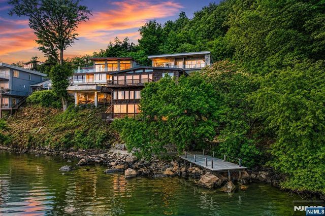 35 Shore Road, Edgewater, NJ 07020