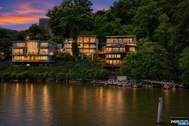 35 Shore Road, Edgewater, NJ 07020