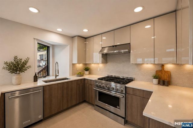 35 Shore Road, Edgewater, NJ 07020