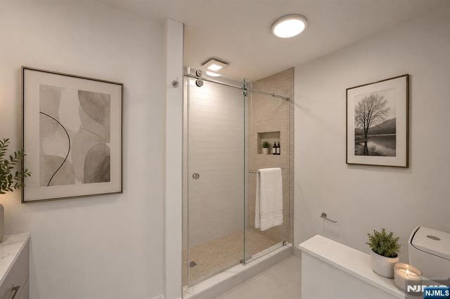 35 Shore Road, Edgewater, NJ 07020