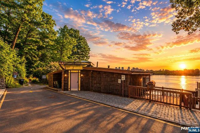35 Shore Road, Edgewater, NJ 07020