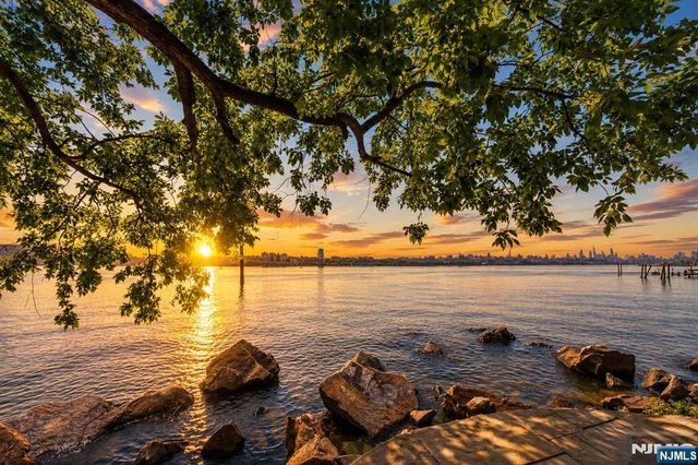 35 Shore Road, Edgewater, NJ 07020