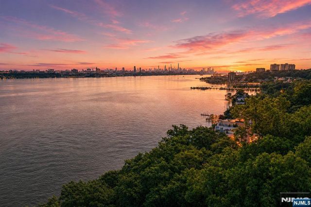 35 Shore Road, Edgewater, NJ 07020