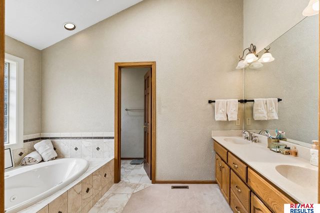 6151 S 102 Avenue, Omaha, NE 68127