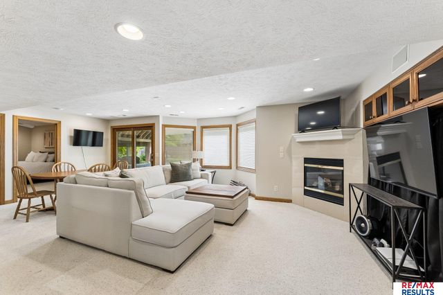 6151 S 102 Avenue, Omaha, NE 68127