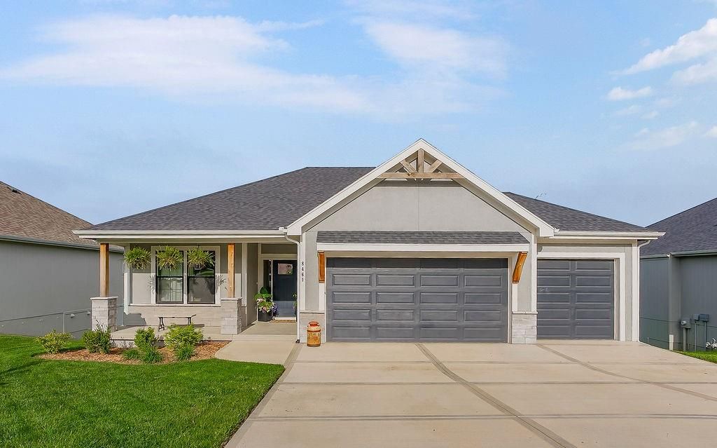 8461 Primrose Street, De Soto, KS 66018