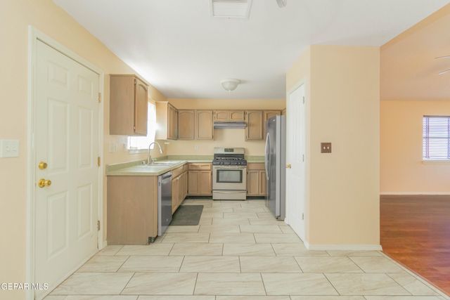 5652 RICK HUSBAND Drive, El Paso, TX 79934