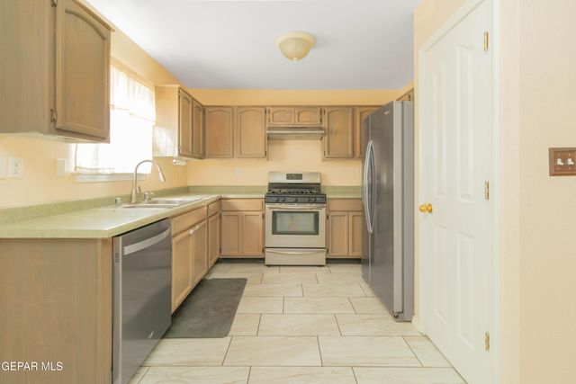 5652 RICK HUSBAND Drive, El Paso, TX 79934