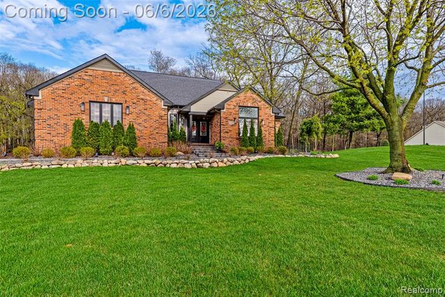 2167 Mayfair Drive, White Lake, MI 48383