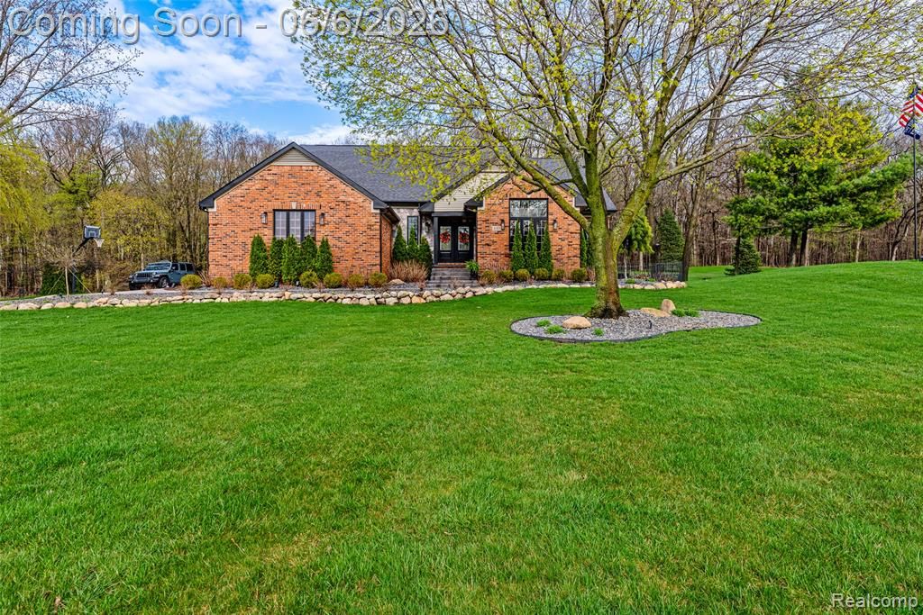 2167 Mayfair Drive, White Lake, MI 48383