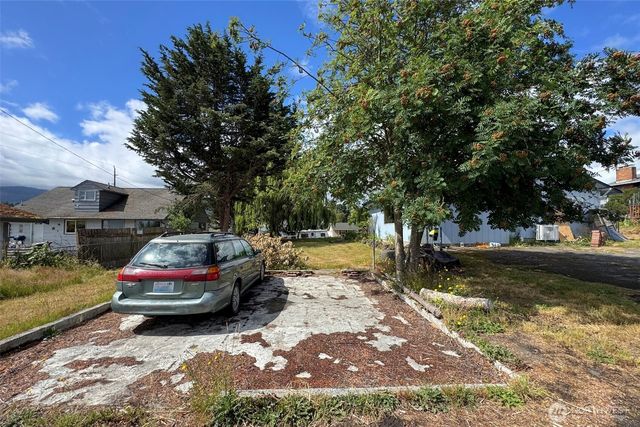 915 W 11th St, Port Angeles, WA 98363